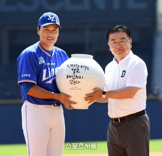 2017 9월3일 당시 은퇴투어를 하던 삼성 이승엽(왼쪽)과 두산 김태룡 단장이 달항아리를 마주들고 포즈를 취하고 있다. 훗날 이들은 감독-단장으로 재회한다. 사진 | 최승섭기자 thunder@sportsseoul.com
