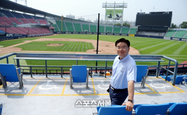 두산베어스 김태룡 단장이 잠실구장을 배경으로 포즈를 취하고 있다. 사진 | 최승섭기자 thunder@sportsseoul.com