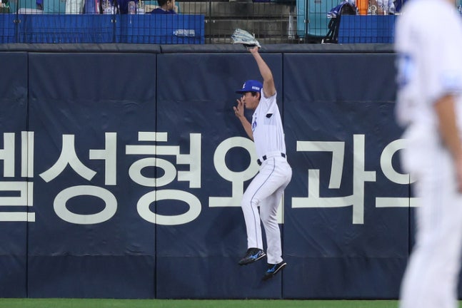 삼성 구자욱이 30일 대구삼성라이온즈파크에서 열린 2026 KBO리그 정규시즌 한화와 경기에서 호수비를 선보이고 있다. 사진 | 삼성 라이온즈