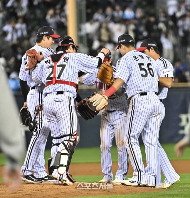 LG 선수들이 14일 열린 2026 KBO리그 두산과의 와일드카드 결정전 1차전에서 4-1로 승리하며 준플레이오프 진출을 확정한 뒤 하이파이브를 나누고 있다. 잠실 | 박진업 기자 upandup@sportsseoul.com