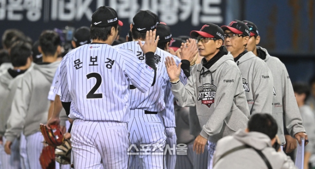 LG 염경엽 감독이 14일 서울 잠실구장에서 열린 두산과의 2026 KBO 포스트시즌 와일드카드 결정전 1차전 후 선수들을 격려하고 있다. 잠실 | 최승섭기자 thunder@sportsseoul.com