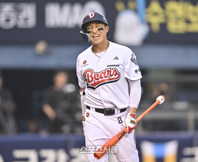 두산 손아섭이 19일 서울 잠실구장에서 열린 2026 KBO리그 NC전 1회말 1사2루 헛스윙 삼진아웃을 당한 후 아쉬워하고 있다. 잠실 | 최승섭기자 thunder@sportsseoul.com