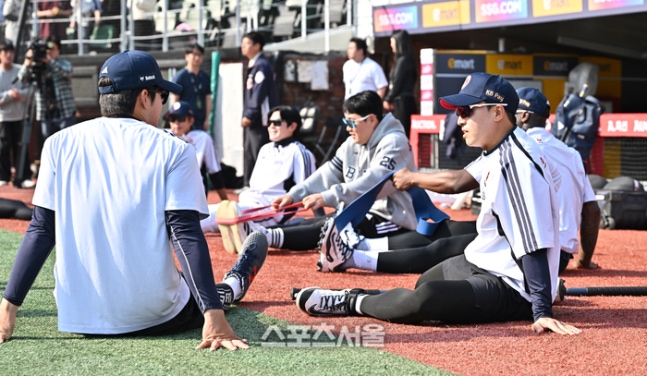 한화에서 두산으로 전격 트레이드 된 손아섭(오른쪽)이 14일 문학구장에서 열리는 2026 KBO리그 SSG와의 경기에 앞서 웜업을 하며 안재석과 이야기를 나누고 있다. 문학 | 박진업 기자 upandup@sportsseoul.com
