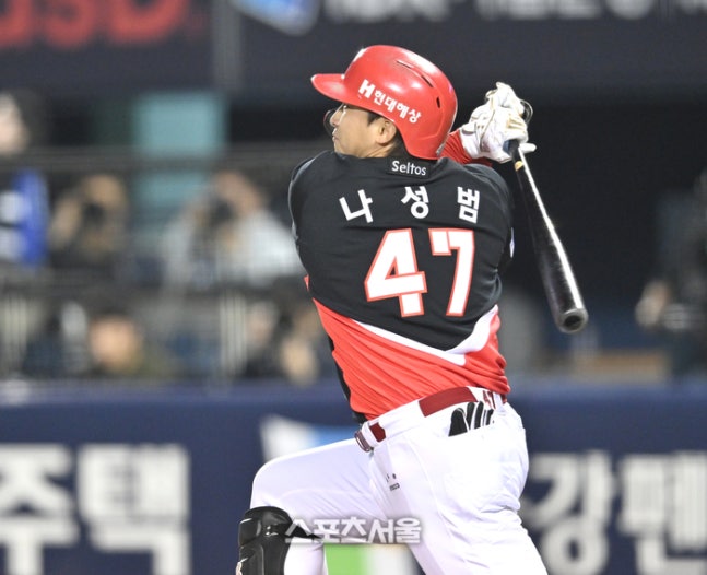 KIA 나성범이 20일 서울 잠실구장에서 열린 LG와의 2026 KBO 포스트시즌 준플레이오프 3차전 2회초 중월홈런을 날리고 있다. 잠실 | 최승섭기자 thunder@sportsseoul.com