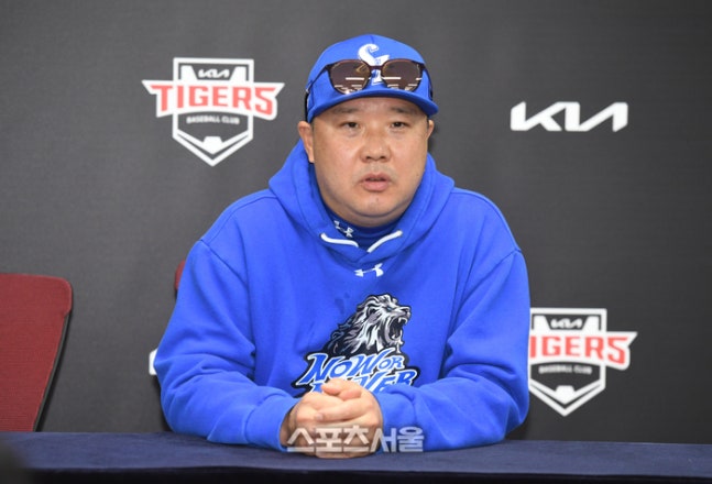 삼성 박진만 감독이 28일 광주-기아 챔피언스필드에서 열린 2024 KBO리그 KIA와 한국시리즈 5차전에 앞서 취재진과 인터뷰를 하고 있다. 광주 | 박진업 기자 upandup@sportsseoul.com
