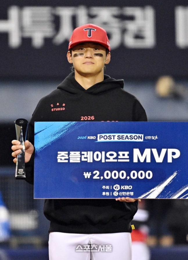 KIA 김도영이 20일 서울 잠실구장에서 열린 2026 KBO리그 LG와의준플레이오프 3차전에서 승리하고 준플레이오프 MVP로 선정된 뒤 기념촬영을 하고 있다. 잠실 | 박진업 기자 upandup@sportsseoul.com