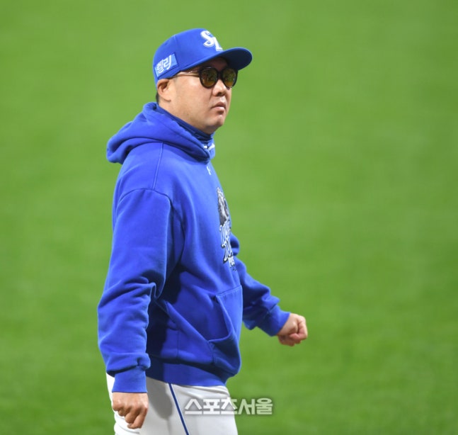 삼성 박진만 감독이 28일 광주-기아 챔피언스 필드에서 열린 KIA와 2024 KBO 한국시리즈 5차전 9회 판정에 항의 후 더그웃으로 들어가고 있다. 광주 | 최승섭 기자 thunder@sportsseoul.com