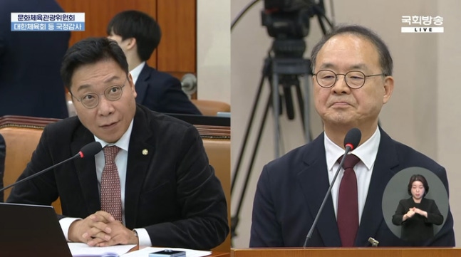 문화체육관광위원회 소속 국민의 힘 정연욱(왼쪽) 의원이 21일 대한체육회 등에 대한 국회 문화체육관광위원회 국정감사에서 증인으로 나온 이용수 대한축구협회 회장 직무대행에게 최근 불거진 대표팀 불화설 얘기를 질의하고 있다. 사진 | 정연욱 의원실