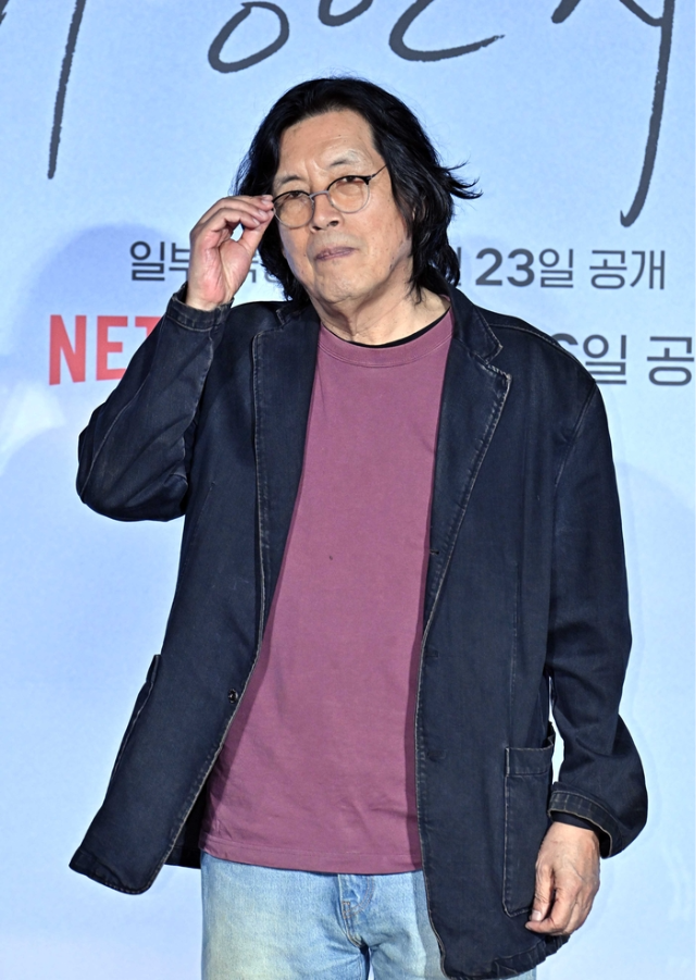 メガボックスのイベント会場で眼鏡に手を添えるイ・チャンドン監督