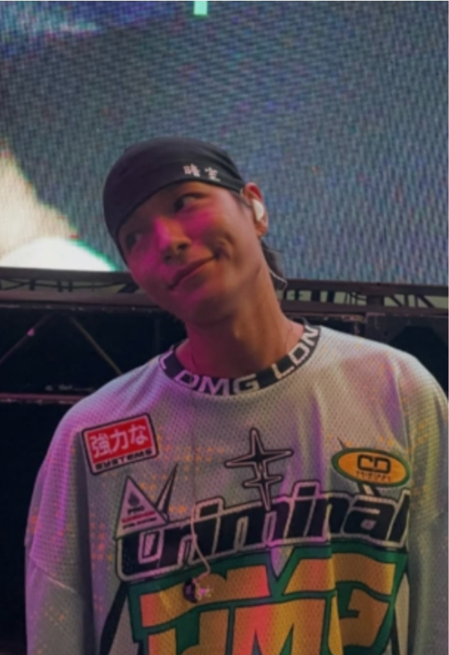 ステージ衣装を着たサイモン・ドミニク