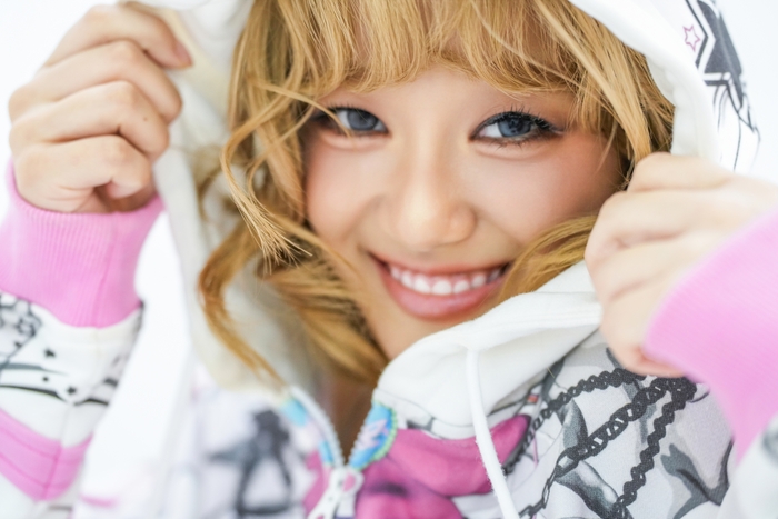 デビュー写真でフードをかぶり笑顔を見せるOnO