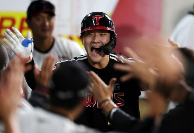 LG 문정빈이 12일 광주-기아 챔피언스 필드에서 열린 2026 KBO리그 정규시즌 KIA전에서 홈런을 친 후 더그아웃서 기뻐하고 있다. 사진 | 광주=연합뉴스
