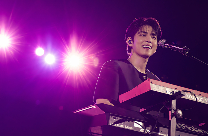 ステージでキーボードを演奏するDAY6のウォンピル