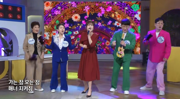 KBS 1TV『朝の広場』のステージで、ユン・スヒョンと歌謡講師4人が新曲を披露する場面