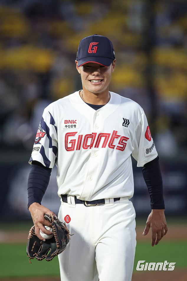 롯데 이이무라가 27일 부산 사직구장에서 열린 2026 KBO리그 LG전에서 투구를 마친 뒤 마운드를 내려가고 있다. 사진 | 롯데 자이언츠