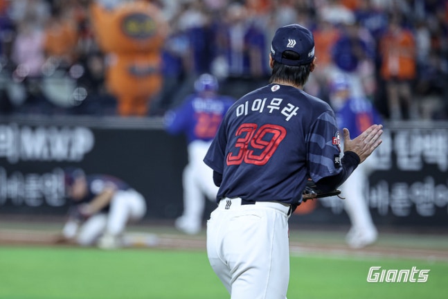 롯데 이이무라가 30일 대전 한화생명 볼파크에서 열린 2026 KBO리그 한화전에서 이닝을 마친 뒤 박수를 치고 있다. 사진 | 롯데 자이언츠
