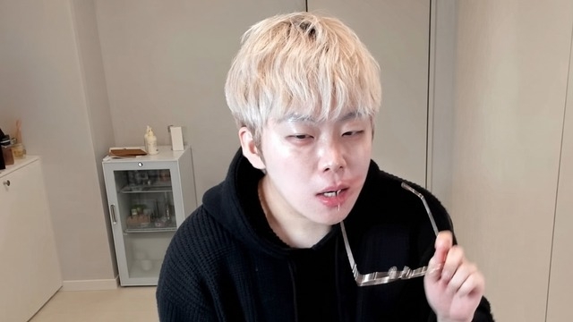 自宅で食事をするユーチューバーのカグァン