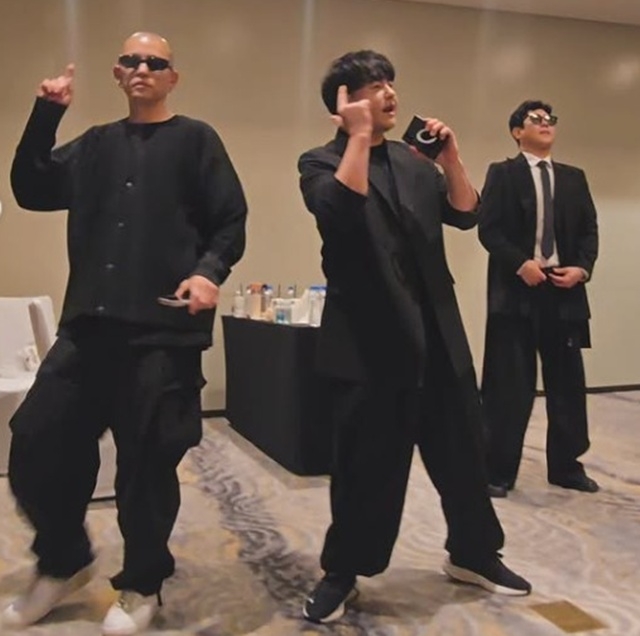 黒い衣装で並び、マイクを手に歌うノ・ユミン、チョン・ミョンフン、ムン・ソンフン