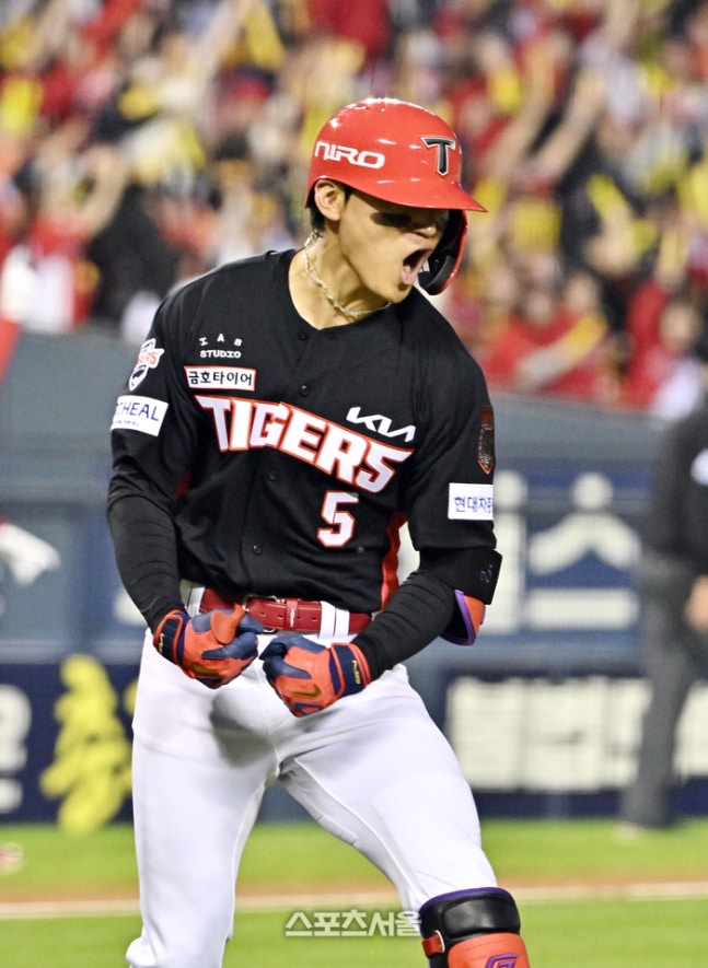 KIA 김도영이 20일 잠실구장에서 열린 2026 KBO리그 LG와의 준플레이오프 3차전 2회초 만루 LG 케네디를 사대로 만루 홈런을 치고 기뻐하고 있다. 잠실 | 박진업 기자 upandup@sportsseoul.com