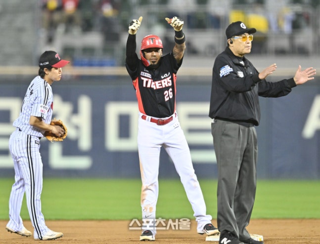 KIA 카스트로가 20일 서울 잠실구장에서 열린 LG와의 2026 KBO 포스트시즌 준플레이오프 3차전 8회초 1사 2루타를 친 후 세리머니를 하고 있다. 잠실 | 최승섭기자 thunder@sportsseoul.com