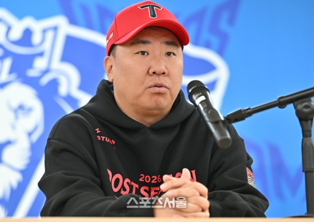 KIA 이범호 감독이 25일 대구 삼성라이온즈파크에서 예정된 삼성과의 2026 KBO 포스트시즌 플레이오프 1차전 취소 후 기자들의 질문에 답하고 있다. 대구 | 최승섭기자 thunder@sportsseoul.com