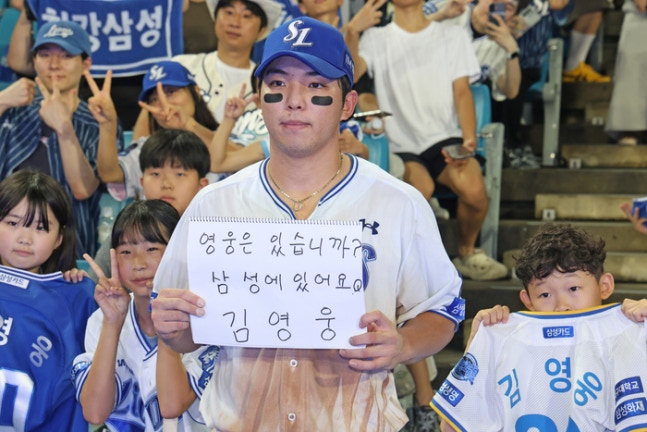 삼성 김영웅이 29일 대구삼성라이온즈파크에서 열린 2026 KBO리그 KT전 승리 후 진행된 수훈선수 인터뷰를 마친 뒤 팬들과 기념 촬영을 하고 있다. 사진 | 삼성 라이온즈