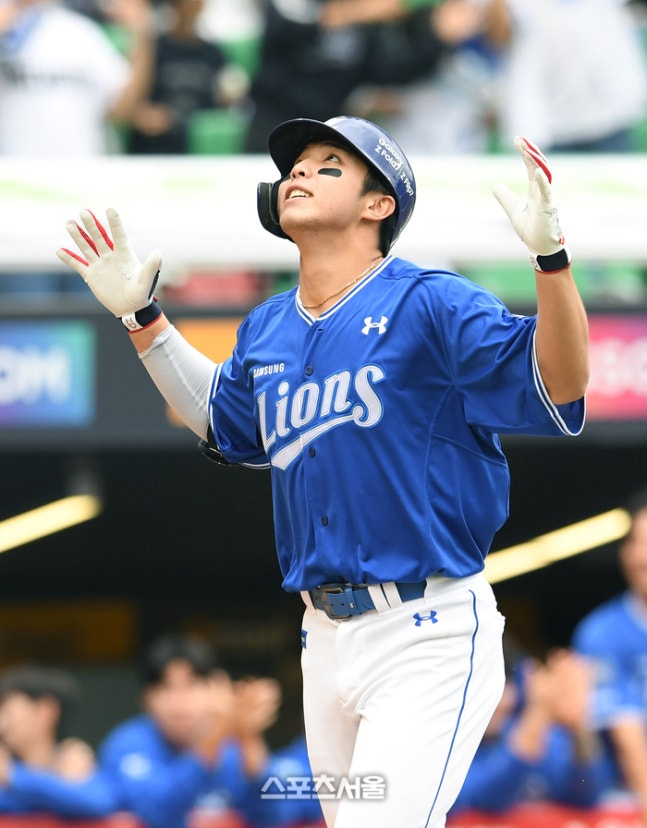 삼성 김영웅이 9일 인천SSG랜더스필드에서 열린 2025 KBO리그 SSG와 준플레이오프 1차전 3회초 무사 1루 상황에서 SSG 선발 화이트를 상대로 2점 홈런을 치고 세리머니를 하고 있다. 문학 | 박진업 기자 upandup@sportsseoul.com