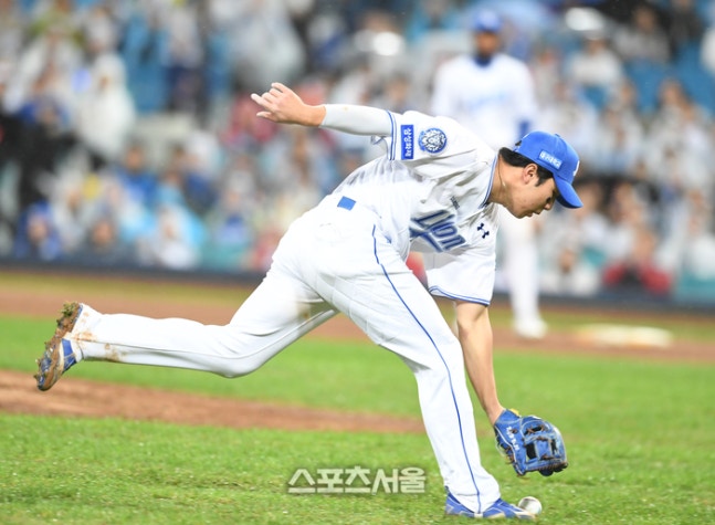 삼성 김영웅이 13일 대구삼성라이온즈파크에서 열린 2025 KBO리그 SSG와 준플레이오프 3차전 8회초 1사 SSG 에리디아의 땅볼 타구를 놓쳤다가 다시 잡아내고 있다. 대구 | 박진업 기자 upandup@sportsseoul.com
