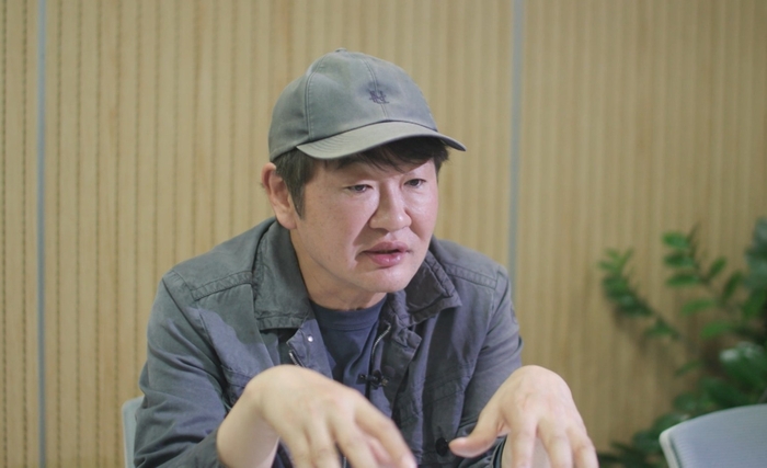 MBCの取材で話すホ・ジノ監督