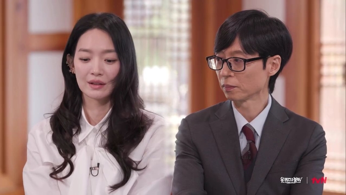 『ユ・クイズ ON THE BLOCK』で並んで座るシン・ミナとユ・ジェソク