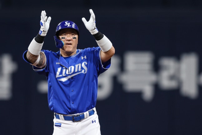 삼성 최형우가 27일 서울 고척스카이돔에서 열린 2026 KBO리그 키움전에서 안타를 날린 뒤 사인을 보내고 있다. 사진 | 삼성 라이온즈