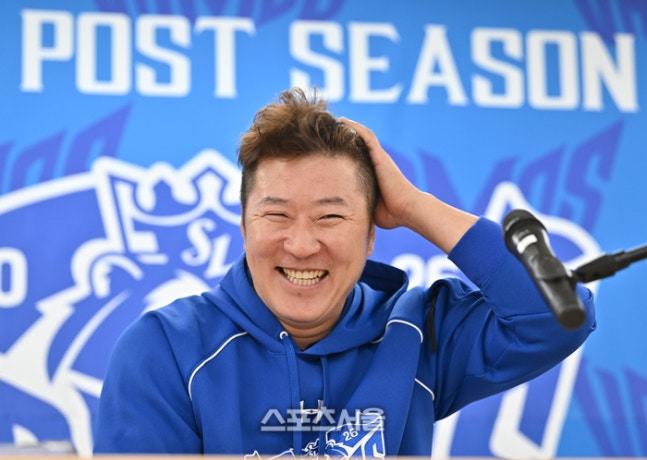 삼성 최형우가 25일 대구 삼성라이온즈파크에서 예정된 KIA와의 2026 KBO 포스트시즌 플레이오프 1차전 취소 후 기자들의 질문에 답하고 있다. 대구 | 최승섭기자 thunder@sportsseoul.com