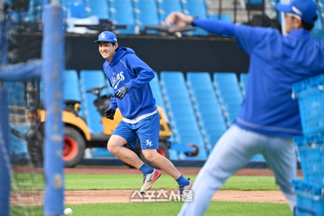 삼성 구자욱이 26일 대구 삼성라이온즈파크에서 열리는 KIA와의 2026 KBO 포스트시즌 플레이오프 1차전에 앞서 훈련을 하고 있다. 대구 | 최승섭기자 thunder@sportsseoul.com