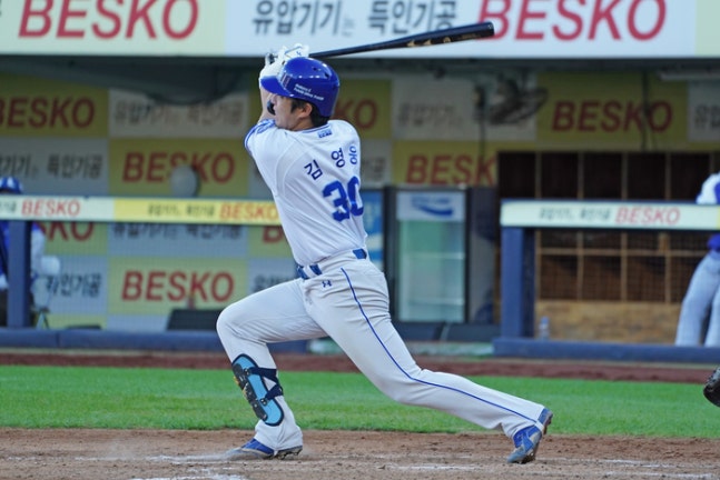 삼성 김영웅이 22일 대구삼성라이온즈파크에서 열린 청백전에서 안타를 치고 있다. 사진 | 삼성 라이온즈