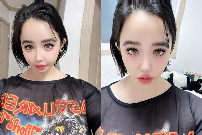 黒いTシャツ姿でカメラを見つめるパク・ボムの自撮り2枚