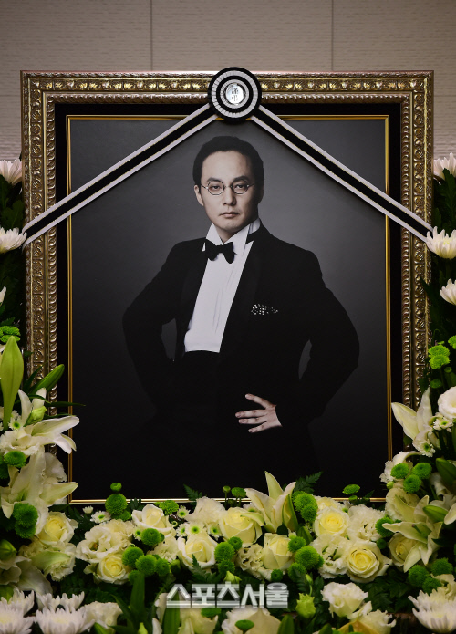 故 <b>신해철 12주기</b>…의료 참사로 빼앗긴 시대의 아티스트