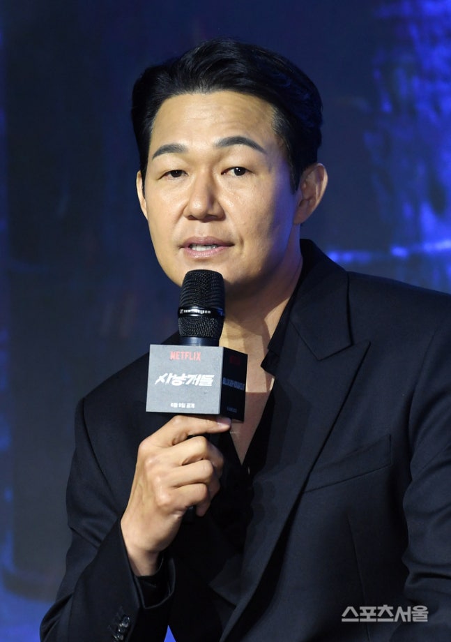 イベントでマイクを持って話す俳優パク・ソンウン