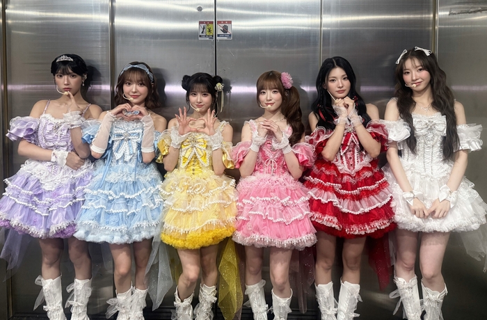 フリルとリボンをあしらった色違いの衣装で並ぶLIGHTSUMの6人