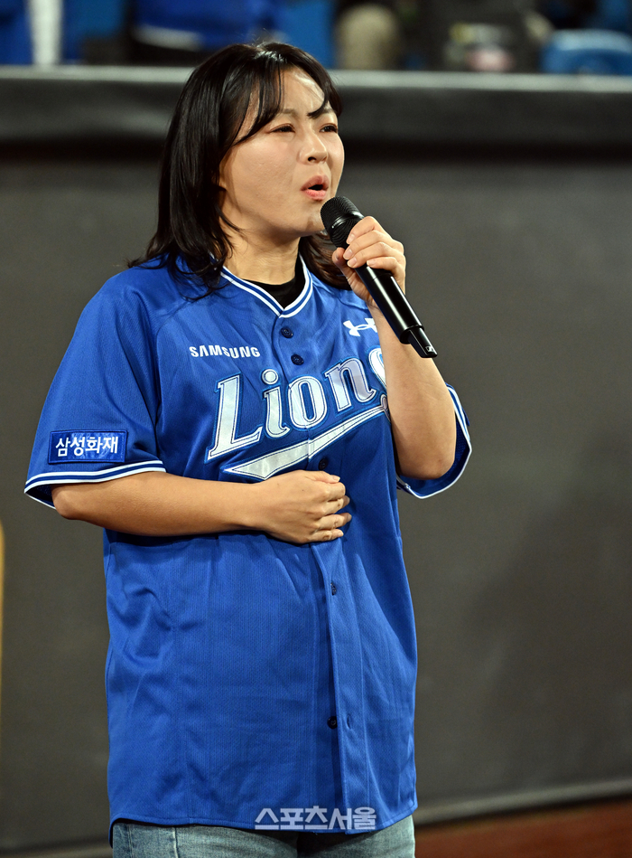 [포토] PO 2차전 애국가 부르는 <b>이영현</b>
