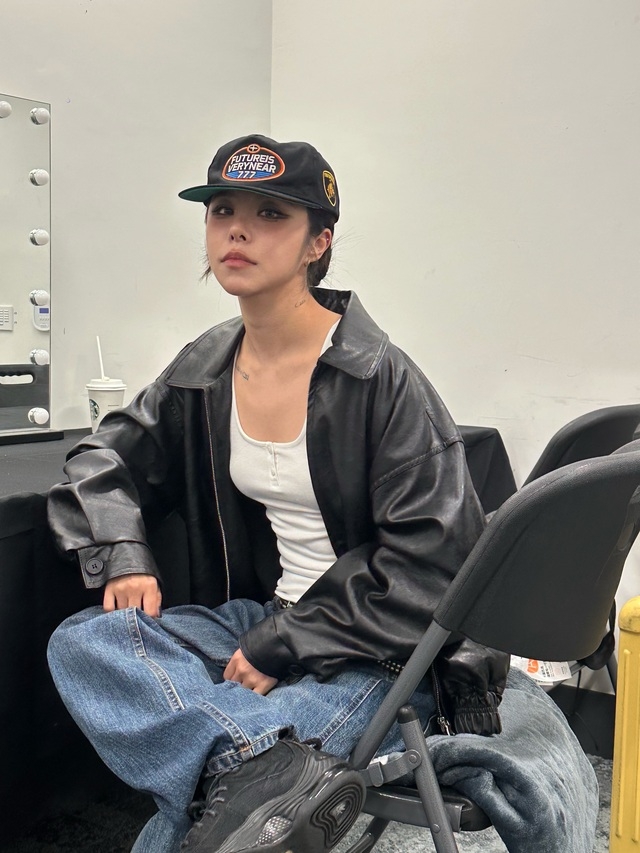黒いキャップとレザージャケット姿で椅子に座るフィイン。スポーツソウルが本人のSNS写真として掲載