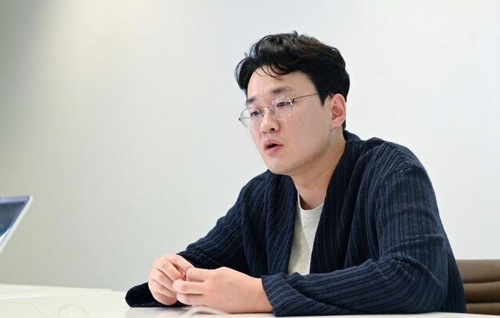 インタビューで話す『伝説の捜査』のパク・ギョンシクPD