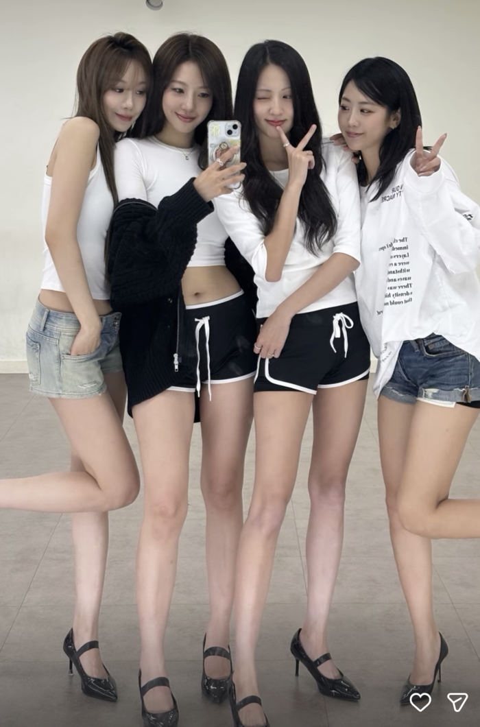 白いトップスとショートパンツ姿で並び、鏡越しに写真を撮るBESTieの4人