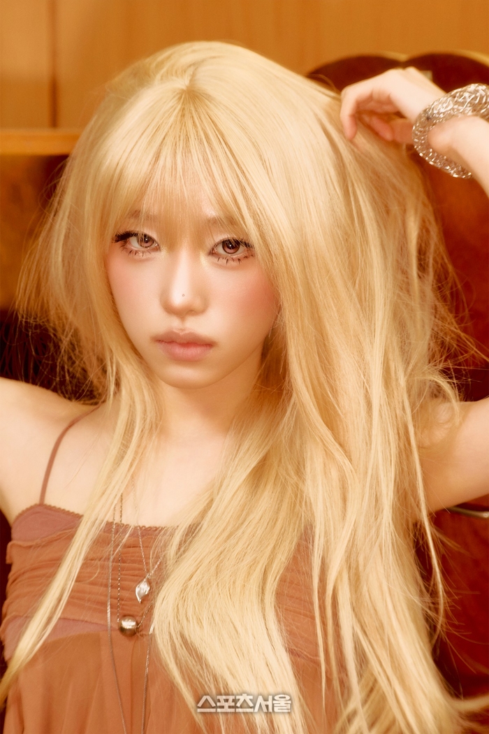 金髪姿でカメラを見るチェ・イェナのプロフィール写真