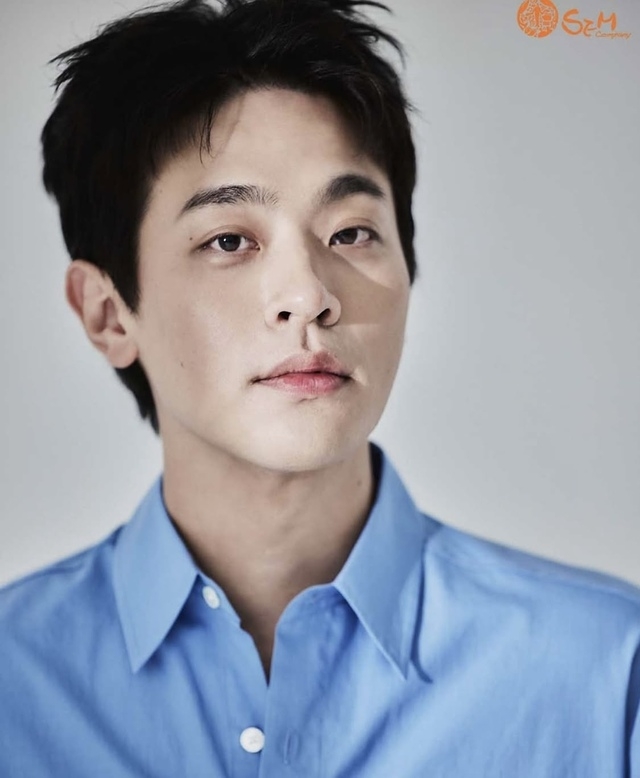 青いシャツ姿の俳優パク・ジョンミン