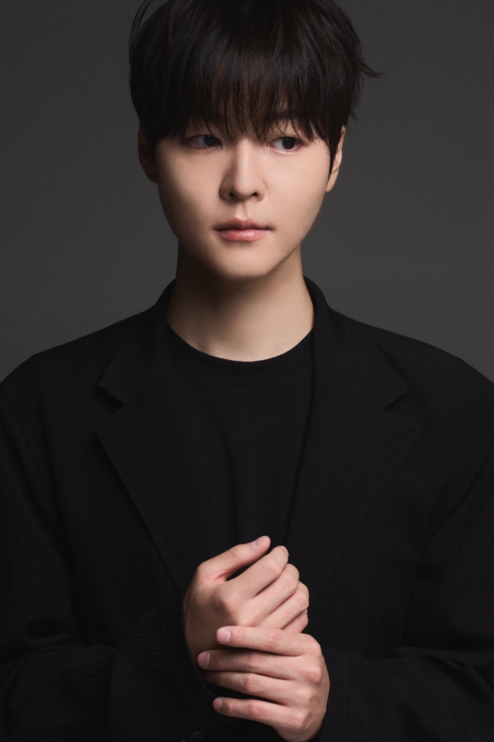 黒い服を着たピアニストで俳優のパク・デホのポートレート