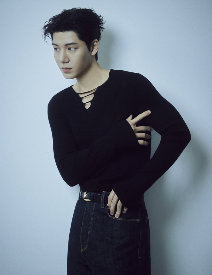 黒いニットとデニム姿でポーズを取る俳優ペ・ヒョンソン