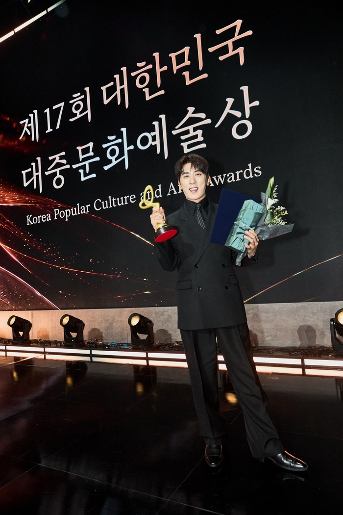 <b>김원훈</b>, 청룡 이어 문체부 장관 표창…‘숏박스’ 405만까지