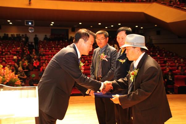 태백시의회 심용보 의장 표창을 수상하고 있는 한국진폐재해재가환자협회 김경집 대의원, 남병도 대의원, 천태식 대의원(좌로부터). 심 의장은 “시 의회에서도 진폐 회원들의 권익신장을 위한 적극적인 지원을 위해 노력하겠다