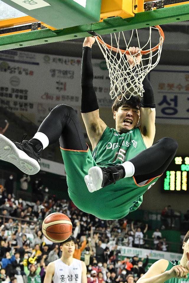 7억1,000만원에 도장 김종규, <b>프로농구 연봉킹</b>…최고 인상률은 김민구