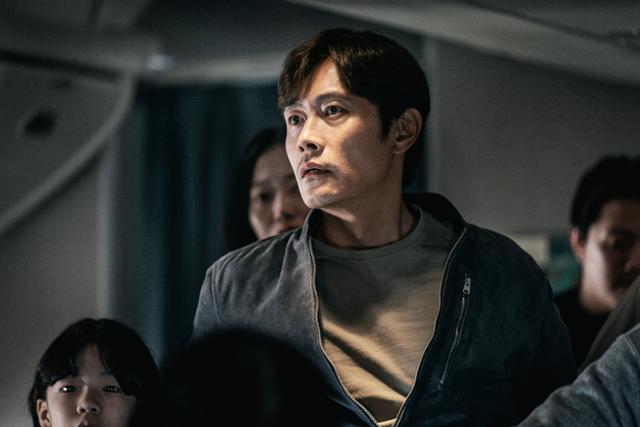 ‘비상선언’ <b>이병헌</b> “펑펑 운 <b>이민정</b>, 왜 슬픈 영화라 말 안 했냐고 물...